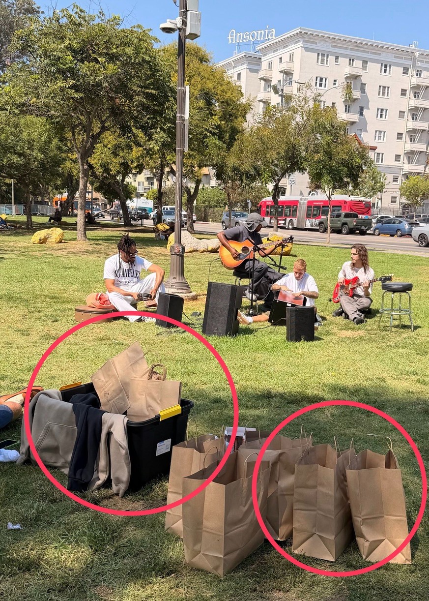 Justin Bieber a offert un mini-concert surprise à MacArthur Park, à Los Angeles, pour apporter des ressources à des sans abris.