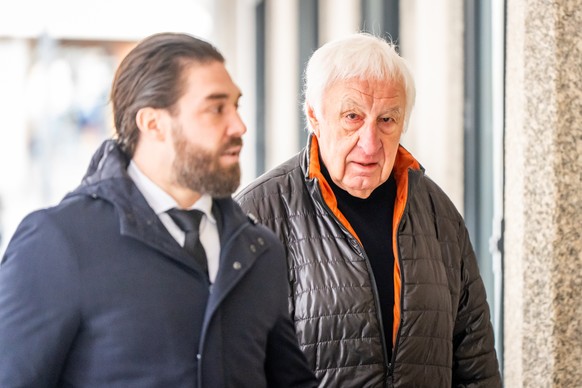 Maitre Ianis Meichtry, gauche et Rene Grand, ancien president du club de Hockey du HC Martigny, droite, arrivent au Tribunal de district de Martigny, ce mercredi 4 fevrier 2026 a Martigny, pour un pro ...