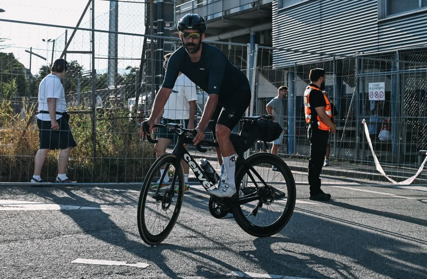 Pascal Frehner à son arrivée au stade de la Fontenette à Carouge vendredi soir, dernière étape de son périple.