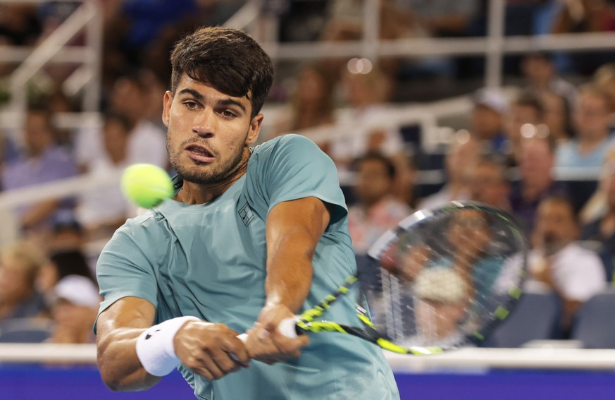 epa12299162 Carlos Alcaraz of Spain in action against Luca Nardi of Italy during the mens singles round of 16 match of the Cincinnati Open at the Lindner Family Tennis Center in Mason, Ohio, USA, 13 A ...