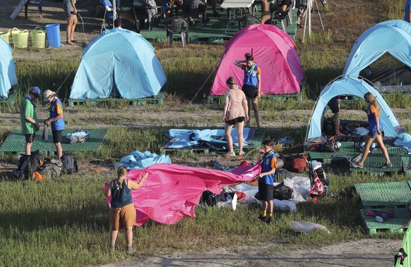 Quelque 36 000 participants ont quitté le campement du Jamboree. Les scouts suisses ont quitté le Jamboree de Corée du Sud avant l&#039;arrivée annoncée d&#039;un typhon