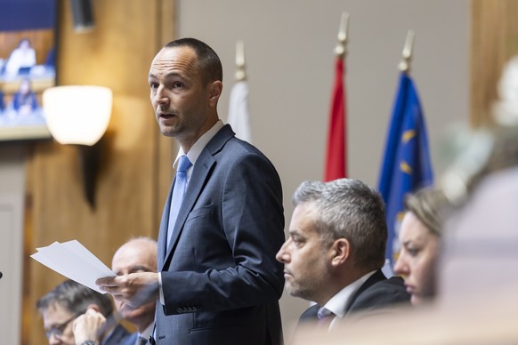 Les conseillers d'Etat valaisans, de gauche a droite, Franz Ruppen, Mathias Reynard, Christophe Darbellay, Stephane Ganzer, Franziska Biner, parlent, apres avoir observe une minute de silence pou ...