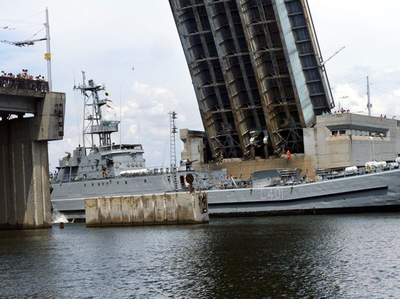 The Yurii Olefirenko landing ship of the Ukrainian Navy passes under the Inhul Bridge on her way to the Mykolaiv Shipyard State Enterprise, Mykolaiv, southern Ukraine, August 7, 2019. The vessel is du ...