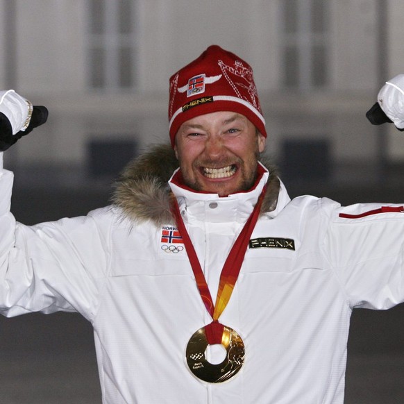 Kjetil Andre Aamodt of Norway celebrates with the gold medal he won in today&amp;#039;s Alpine Skiing Super-G, in the mixed zone of the medal ceremony in Turin, Italy, Saturday, February 18, 2006, dur ...