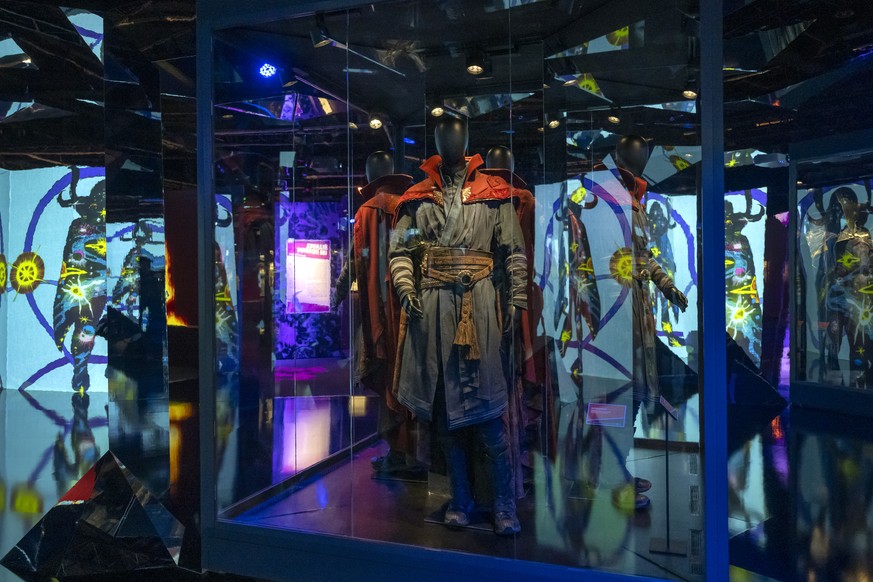 Doctor Strange (zu sehen in Doctor Strange, 2016) in der Ausstellung Marvel: Universe of Super Heroes, in Basel, am Donnerstag, 21. Maerz 2024. In der Ausstellung sind Originalzeichnungen, echte Kostu ...