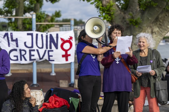 Des membres du collectif lancent un appel pour trouver des benevoles pour la manifestation de la Greve feministe du 14 juin organisee par le collectif genevois de la Greve feministe,ce mercredi 12 jui ...