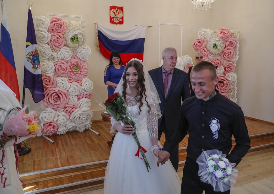 Un mariage célébré dans la ville occupée de Berdiansk, où les cérémonies se déroulent conformément aux lois de la Fédération de Russie.
