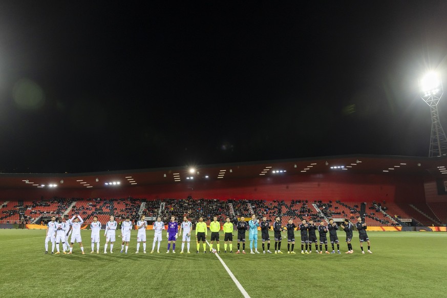 Les deux equipes entrent sur le terrain, lors de la rencontre du quart de final de la Coupe de Suisse de football entre Neuchatel Xamax FCS, XAM, et Yverdon Sport FC, YS, ce mardi 3 fevrier 2026 au St ...