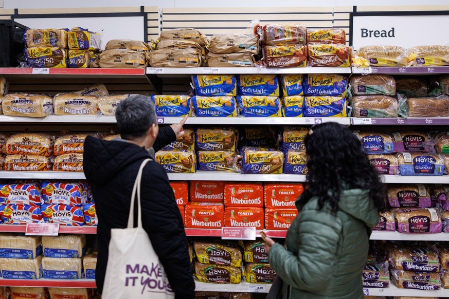 epa12893857 People shop at a Lidl supermarket in East London, Britain, 16 April 2026. British consumers could face some shortages of chicken, pork, and fizzy drinks on supermarket shelves this summer  ...
