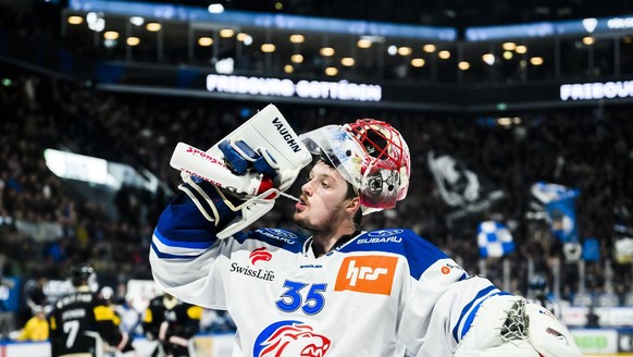 Le gardien des ZSC Ludovic Waeber, boit de l&#039;eau lors de l&#039;acte 1 de la demi-finale de playoff du championnat suisse de hockey sur glace de National League LNA, entre le HC Fribourg-Gotteron ...