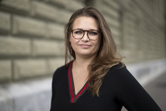 Noemie Roten, Direktorin Association Service Citoyen, posiert fuer den Fotografen vor dem Bundeshaus, am Mittwoch, 4. September 2024 in Bern. Kommerzielle Unternehmen sollen beim Sammeln von Unterschr ...