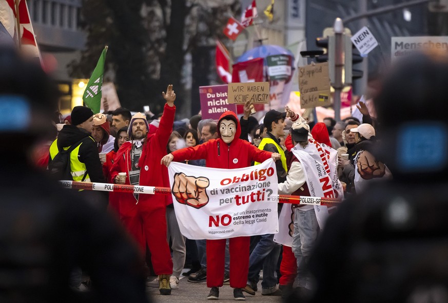 Demonstranten und Polizisten bei einer Kundgebung gegen die Massnahmen zur Eindaemmung des Coronavirus und gegen das Covid-19-Gesetz, am Samstag, 20. November 2021 in Zuerich. (KEYSTONE/Michael Buholz ...