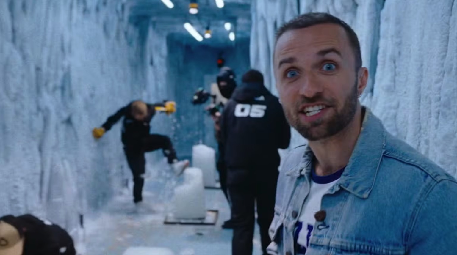 Dans cette épreuve, les candidats doivent trouver une clé dans des blocs de glace. Vous avez dit Fort Boyard?