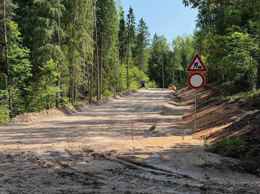 Construction d&#039;une route à la frontière entre la Lettonie et la Biélorussie.