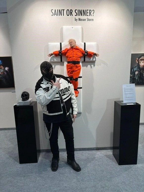 L&#039;artiste devant son œuvre. Mason Storm porte un masque noir en public depuis 2010.