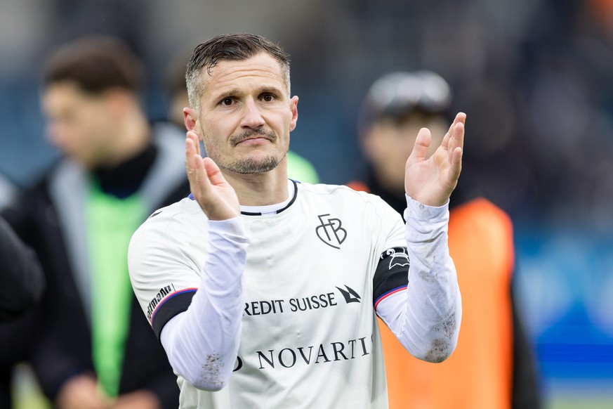 FC Basels Taulant Xhaka applaudiert nach dem Fussball Meisterschaftsspiel der Super League zwischen dem FC Luzern und dem FC Basel am Sonntag, 21. April 2024 in der Swissporarena in Luzern. (KEYSTONE/ ...