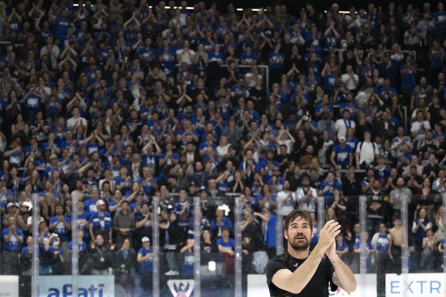 Le gardien Reto Berra (HCFG) celebre la victiore (2-1) apres le sixieme match de la finale des play-off du championnat suisse de hockey sur glace de National League entre le HC Fribourg-Gotteron (HCFG ...