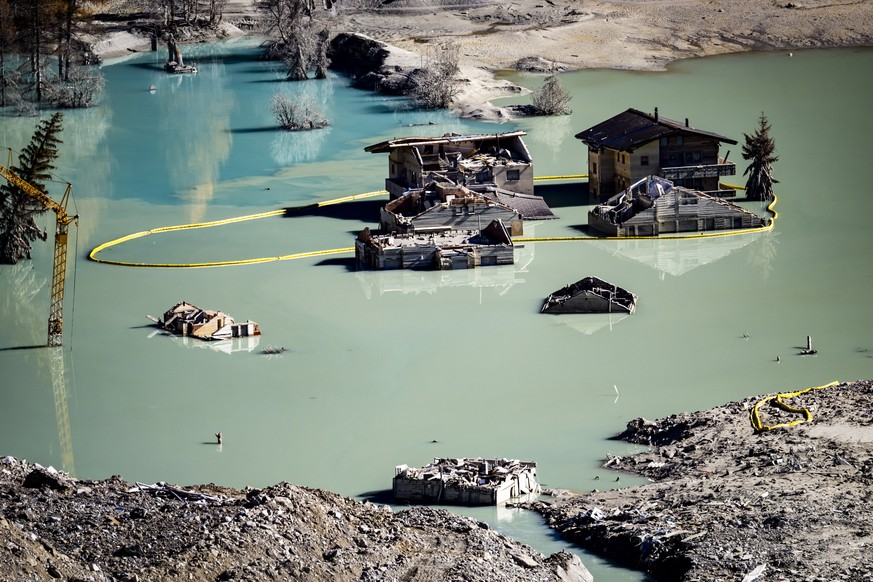 Une vue des maisons dans le lac de Blatten le samedi 11 octobre 2025 depuis le hameau de Weissenried dans le Loetschental. La Fondation Blatten organise une importante action de nettoyage ce samedi a  ...