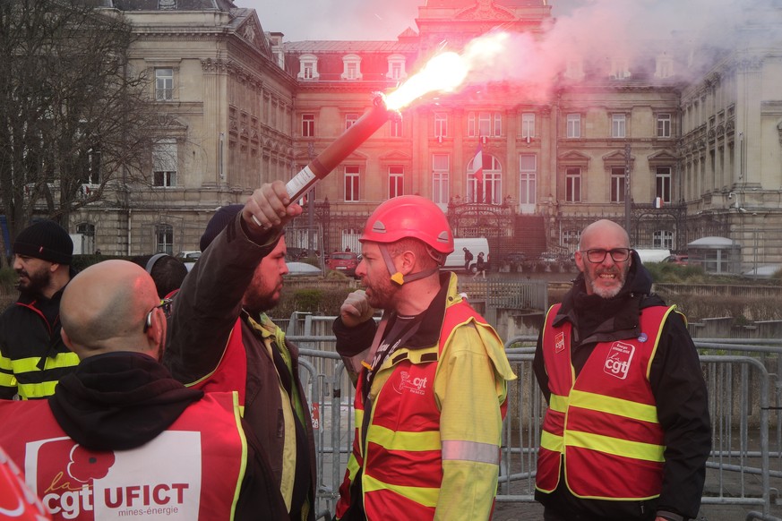 Un membre de la CGT brandit une fusée de détresse, lors d'une manifestation contre la réforme des retraites, en mars.