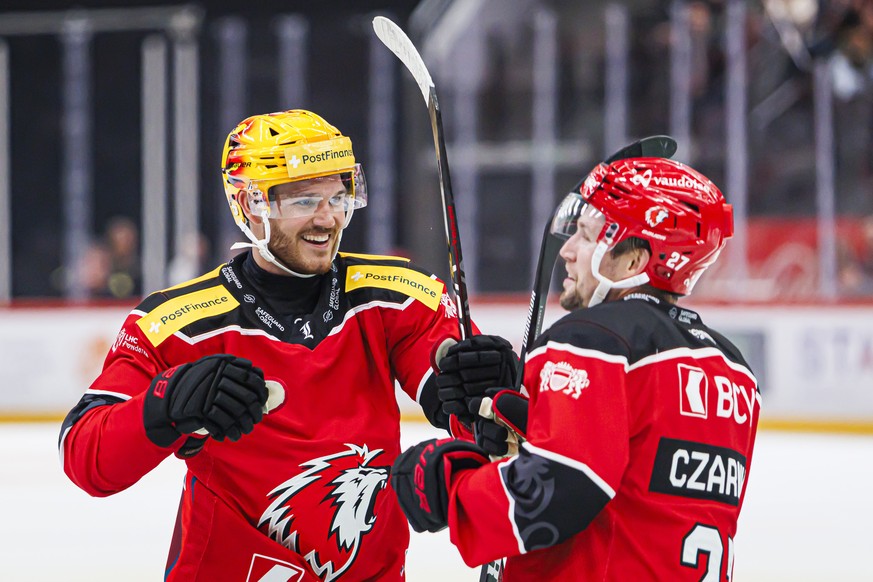 PostFinance Top Scorer Yannick Zehnder (LHC), gauche, celebre son but avec Austin Czarnik (LHC), droite, lors du match du championnat suisse de hockey sur glace de National League entre Lausanne HC, L ...