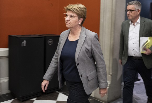 Bundesraetin Viola Amherd schreitet zu einer Anhoerung bei der Sicherheitskommission des Nationalrates SIK-N, am Dienstag, 25. Februar 2025, in Bern. (KEYSTONE/Peter Schneider)