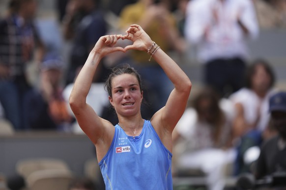 France&#039;s Lois Boisson celebrates as she won the fourth round match of the French Tennis Open against Jessica Pegula of the U.S. at the Roland-Garros stadium in Paris, Monday, June 2, 2025. (AP Ph ...