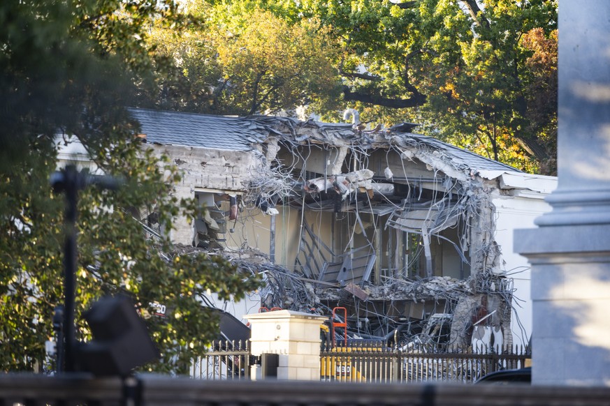 epa12468703 Constructions workers begin demolition of part of the East Wing of the White House for construction of President Trump&#039;s ballroom in Washington, DC, USA, 20 October 2025. The 27400-sq ...