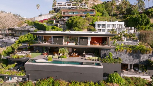 Est-ce la fin des visites des somptueuses maisons de Los Angeles? Selling Sunset est en sursis.

Netflix © 2024