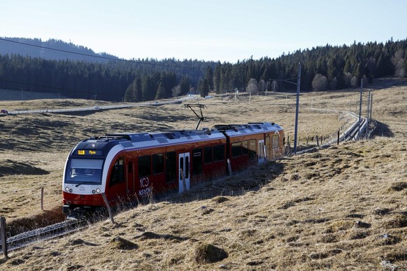 Le train de la ligne Nyon-St-Cergue-La Cure photographie, ce mercredi, 28 decembre 2016, a la Givrine pres de Saint-Cergue. (KEYSTONE/Salvatore Di Nolfi)