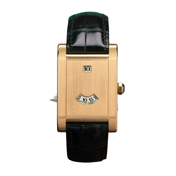 Depuis son lancement en 1928, Cartier n'a commercialisé la Tank à Guichets que deux fois dans toute son histoire.