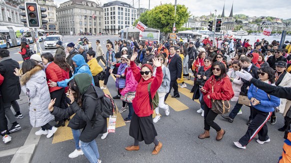 Touristen der 4&amp;#039;000 Personen grossen chinesischen Reisegruppe der Kosmetikfirma &amp;quot;Jeunesse Global&amp;quot; ziehen durch die Stadt Luzern, am Montag, 13. Mai 2019. (KEYSTONE/Urs Fluee ...