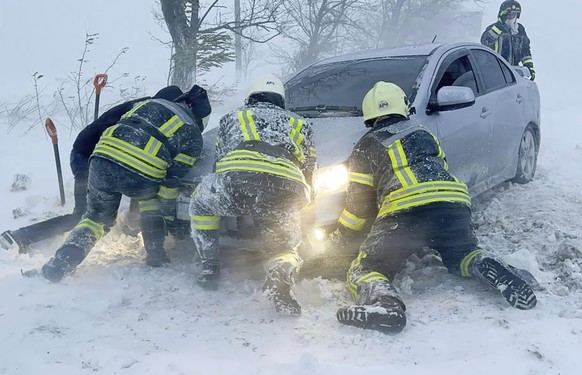 Des secouristes en action en Ukraine.