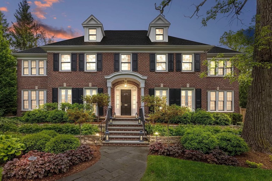 Kevin Home Alone Allein Zuhaus Haus wird verkauft. 671 Lincoln Ave, Winnetka, IL 60093
, Chicago. https://www.zillow.com/homedetails/671-Lincoln-Ave-Winnetka-IL-60093/3360197_zpid/