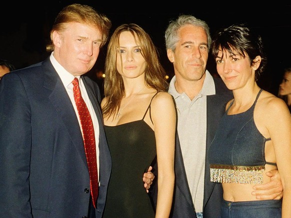 Donald et Melania Trump (à gauche), Jeffrey Epstein et Ghislaine Maxwell (à droite).