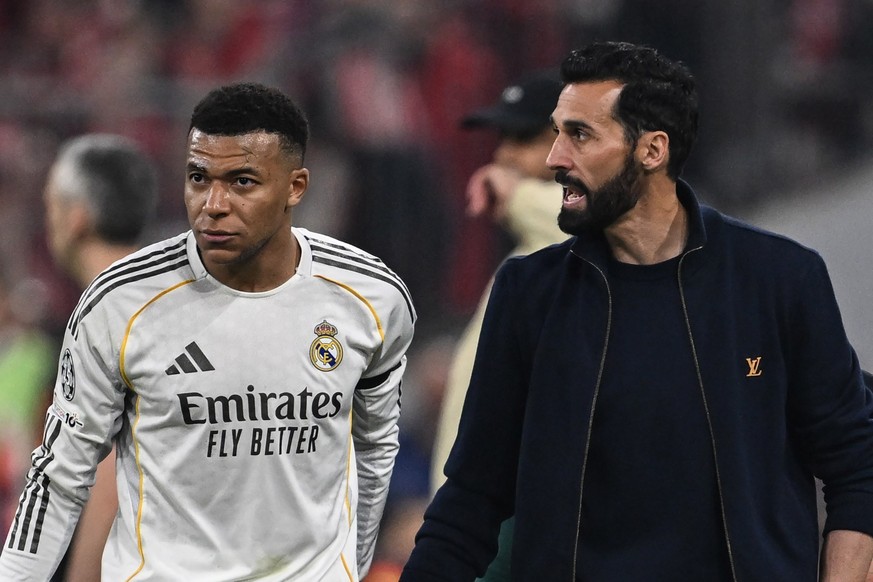 15.04.2026, Bayern, München: Fußball, Männer: Champions League, Bayern München - Real Madrid, K.o.-Runde, Viertelfinale, Rückspiele, Allianz Arena, Trainer Alvaro Arbeloa (Real Madrid) spricht mit Kyl ...