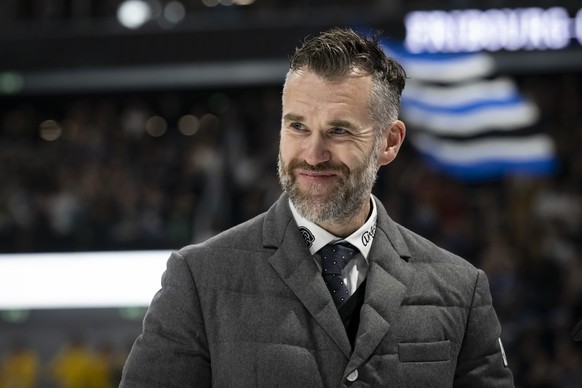 L&#039;entraineur Christian Dube (HCFG) celebre la victoire 4-2 et la qualification pour les demi-finales, lors de l&#039;acte 7 du quart de finale des play-off du championnat suisse de hockey sur gla ...