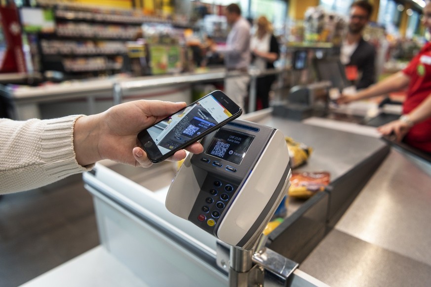 [Staged Picture] A person uses the Twint cashless payment system via Twint app at the cash register of retailer Spar in Berne, Switzerland, on May 2, 2018. (KEYSTONE/Christian Beutler)