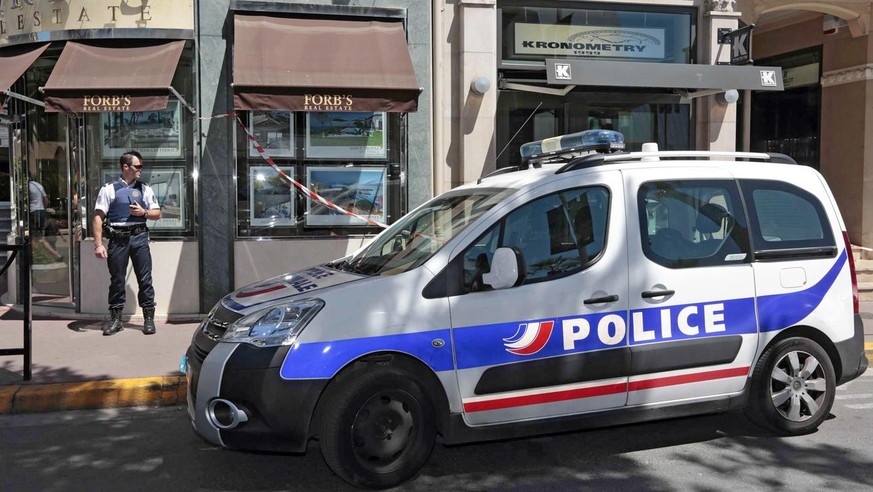 epa03808687 Police officers stand guard outside a shop of luxury watchmaker Kronometry in Cannes, southern France, 31 July 2013. Armed robbers staged a hold-up 31 July at the luxury watchmaker near a  ...