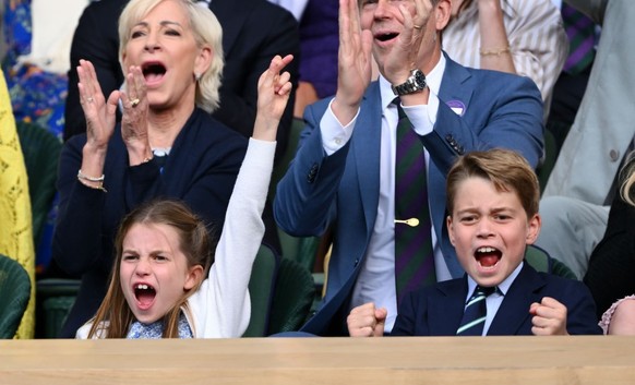 Cet écart ne semble en tout cas guère troubler les jeunes prince Georges et princesse Charlotte. Ici, le 16 juillet dernier, très excités pendant la finale du tournoi de Wimbledon.