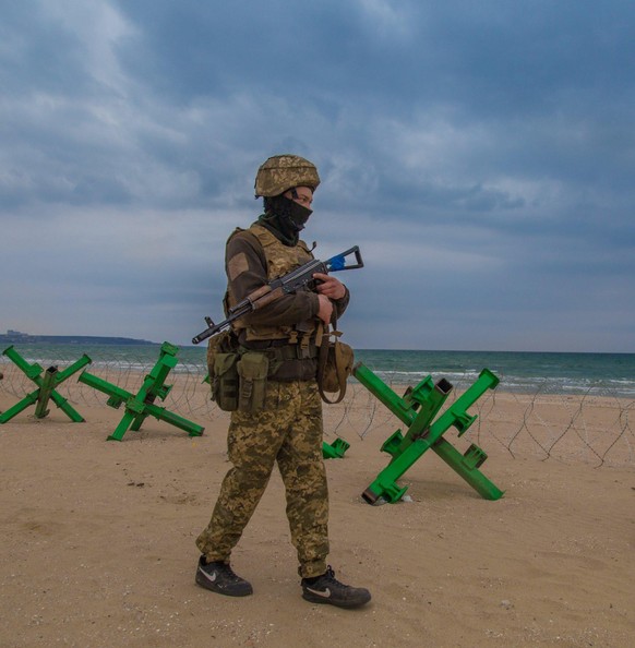 Les plages de la ville d'Odessa, barricadées à l'aide de fils de fer pour empêcher l'armée russe d'accéder à la ville par la mer