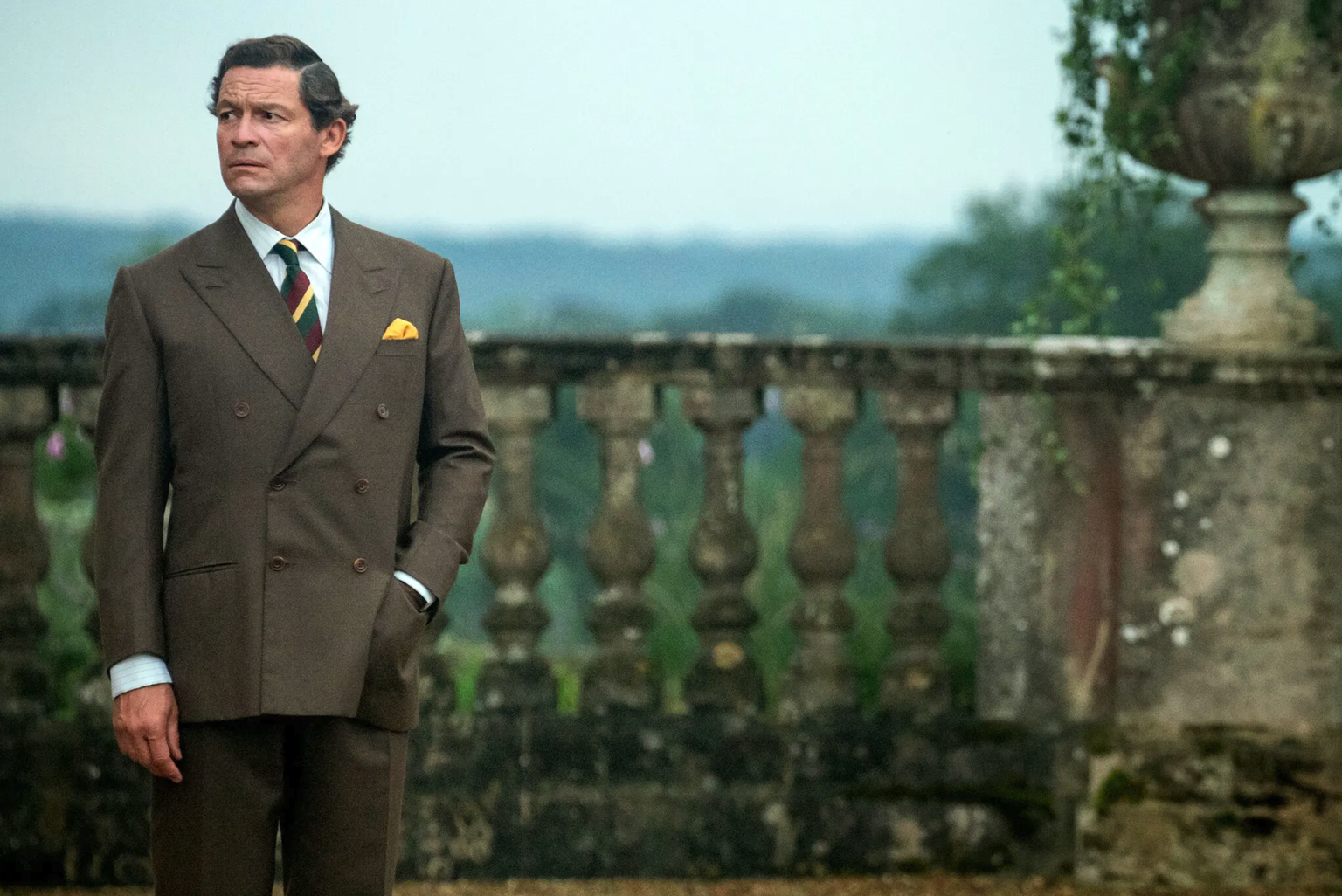 Interprété par Dominic West, Charles fait preuve d'une élégance et d'un charisme qui lui fait honneur