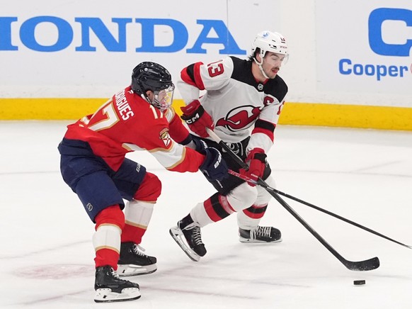Nico Hischier (à droite) a brillé en vain face aux Flyers samedi