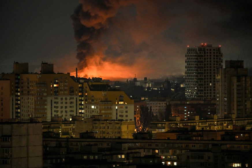 Un panache de fumée s'élève d'un incendie provoqué par l'impact d'une attaque de missiles survenue dans la nuit à Kiev, en Ukraine, le 1er août 2026.
