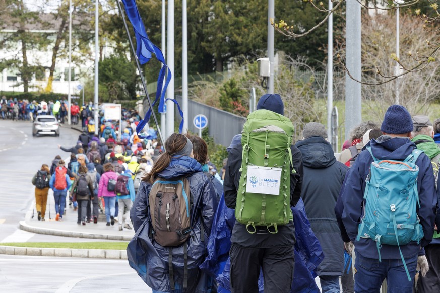 Des militants de l&#039;association &quot;La Marche Bleue&quot; marchent pour demander que la Suisse respecte l?Accord de Paris sur le climat, ce samedi 1 avril 2023 a Geneve. Les marcheuses et la mar ...