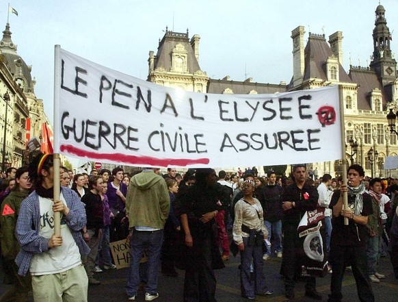 Une manifestation anti-FN, le 23 avril 2002, à Paris.