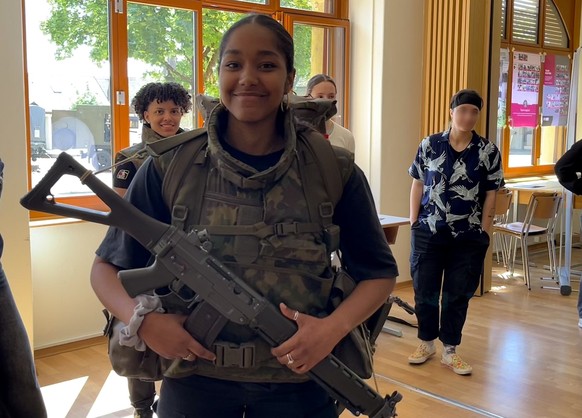 A Colombier (NE), une quarantaine de jeunes femmes ont pris part à une journée d&#039;information de l&#039;armée suisse.