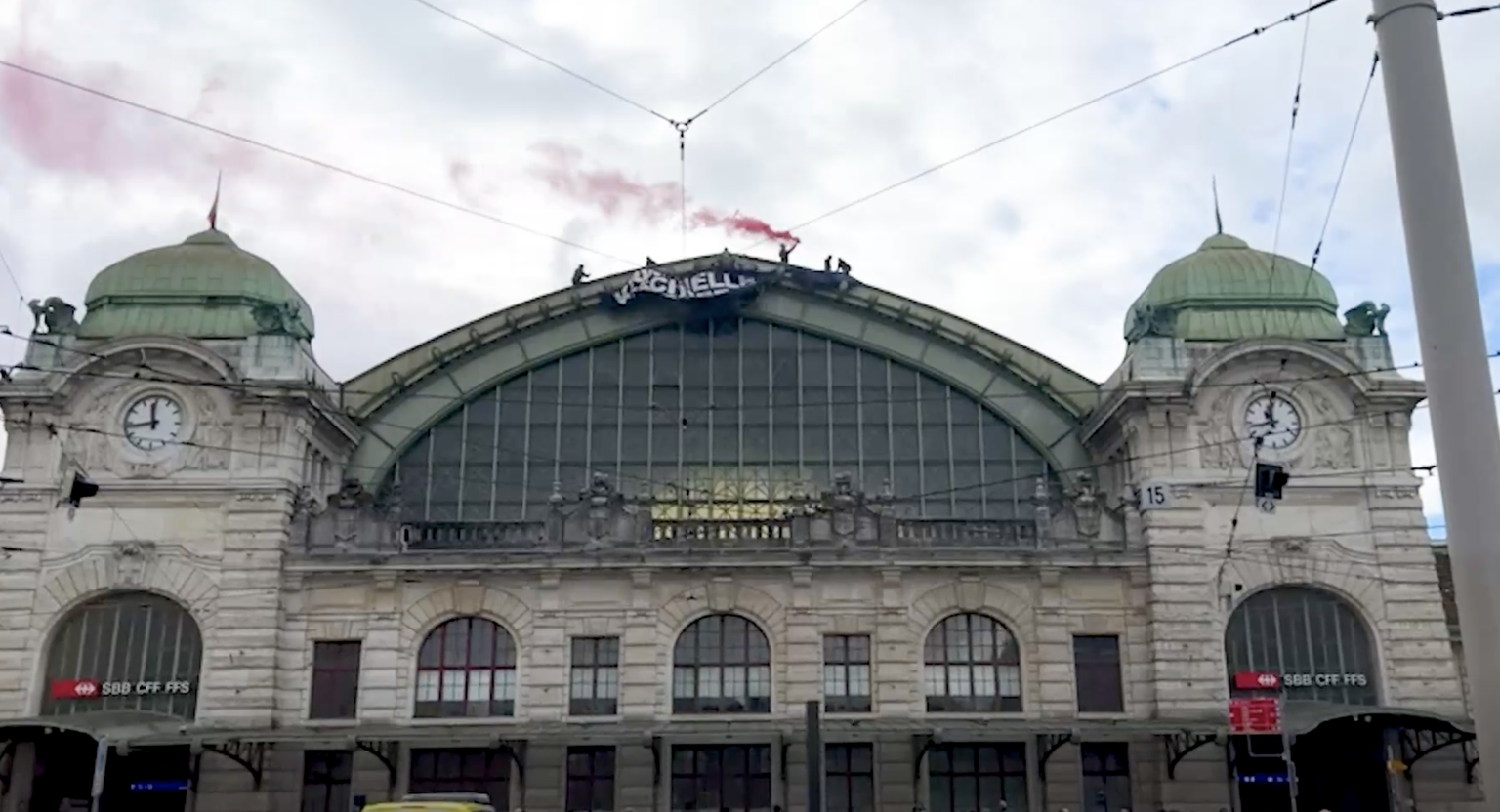 Des néonazis sont montés sur le toit de la gare de Bâle dimanche 20 novembre.