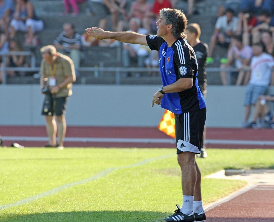 Basels Assistenztrainer Marco Walker gibt Anweisungen beim Schweizer Cup Fussballspiel der ersten Runde am Samstag, 17. August 2013 zwischen dem BSC OLD Boys Basel und dem FC Basel im Stadion Schuetze ...