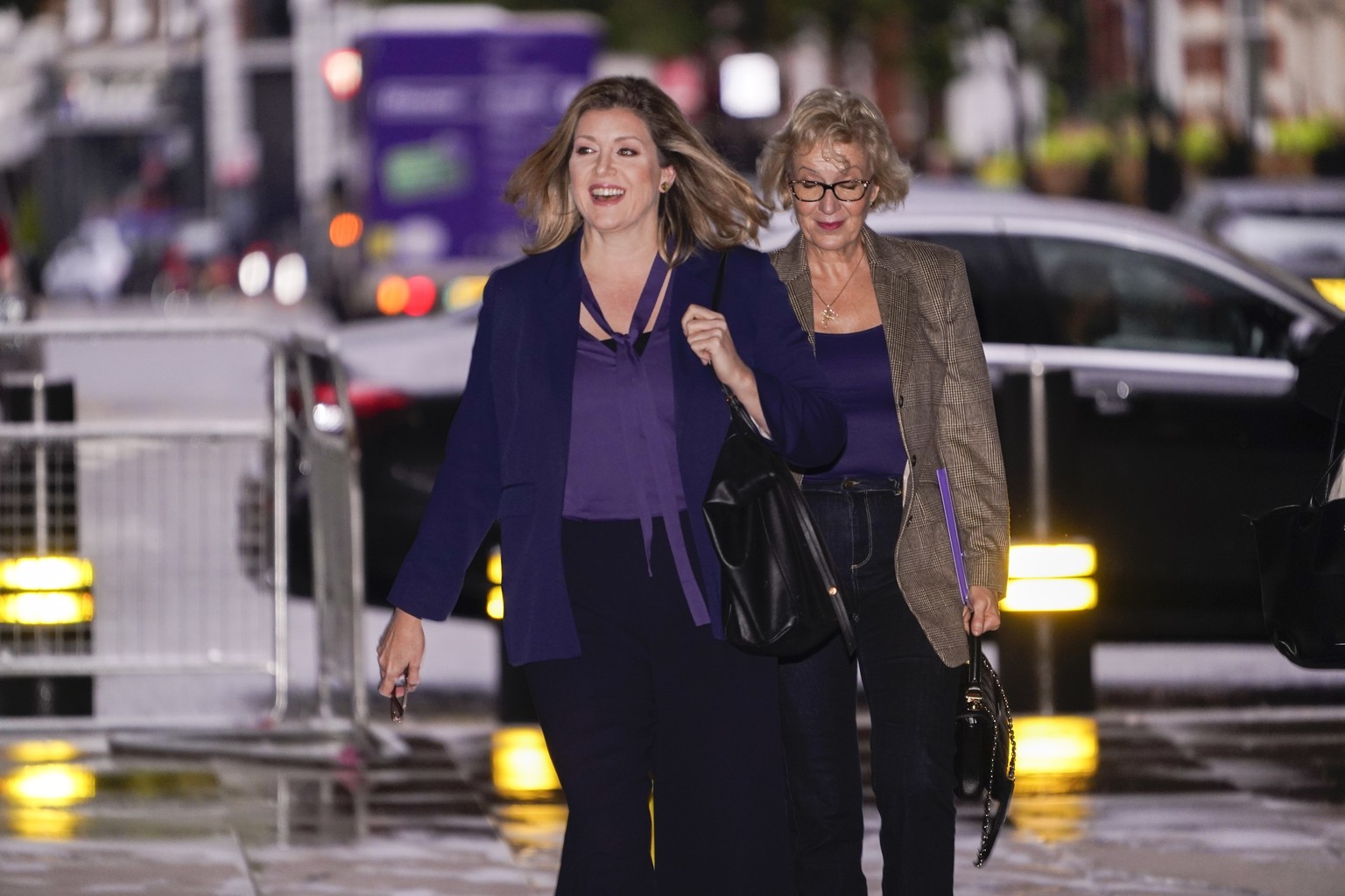 La ministre des Relations avec le parlement Penny Mordaunt (au centre) est candidate au poste de Premier ministre en Grande-Bretagne.