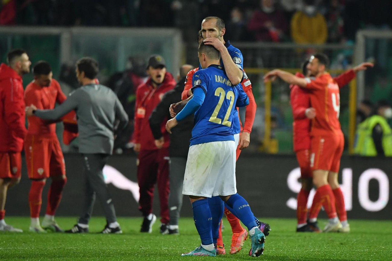 En bon capitaine, Giorgio Chiellini a consolé ses coéquipiers après la débâcle de l'Italie face à la Macédoine du Nord, jeudi soir à Palerme.